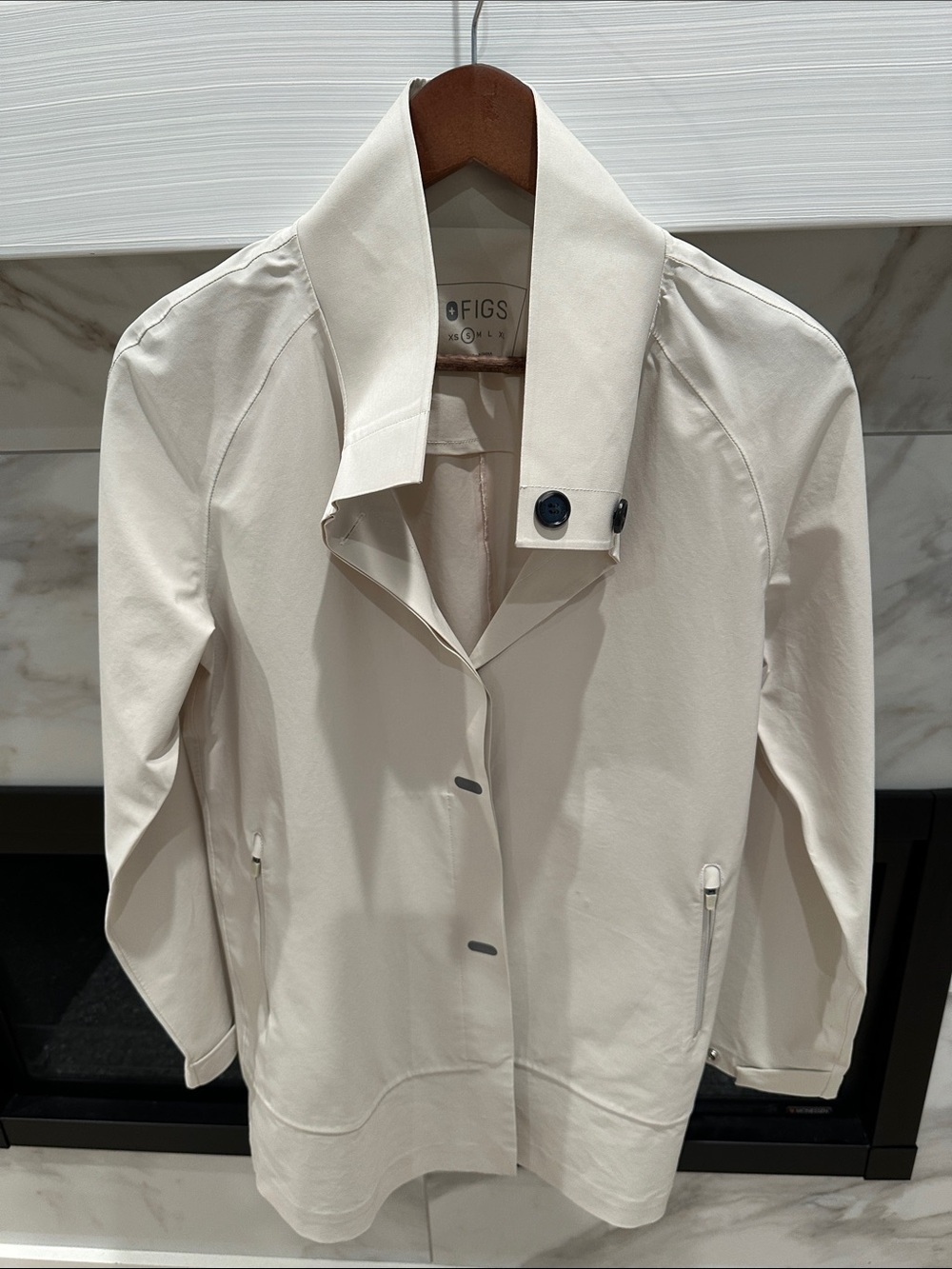 FIGS Women’s Cream Lightweight Raincoat with High Collar Small